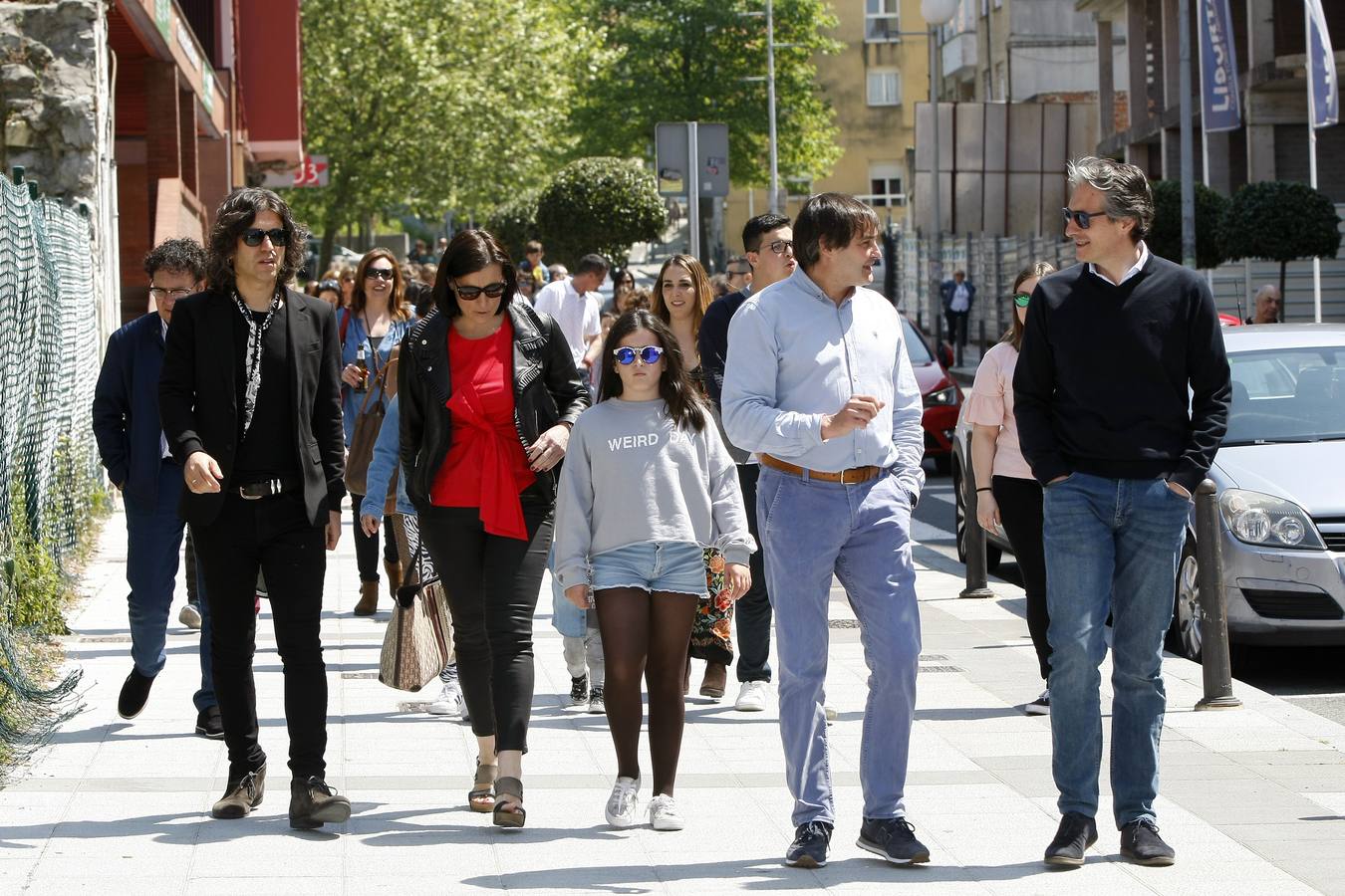 El cantante reinosano Raúl Gutiérrez 'Rulo' ha 'conquistado' una estrella del Paseo de la Fama de Tetuán, que desde este domingo 'brilla' en el suelo de este barrio santanderino, tras ser descubierta por el propio artista, en un acto en el que ha estado rodeado, además de por las autoridades, de amigos y familiares -entre ellos su abuelo de 92 años-, y a quienes ha dedicado el reconocimiento.