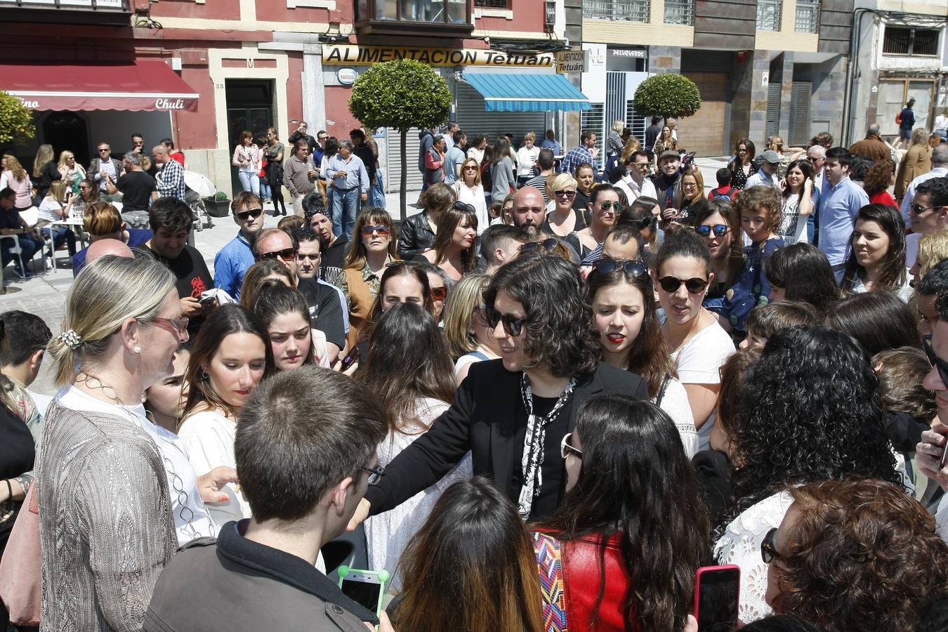 El cantante reinosano Raúl Gutiérrez 'Rulo' ha 'conquistado' una estrella del Paseo de la Fama de Tetuán, que desde este domingo 'brilla' en el suelo de este barrio santanderino, tras ser descubierta por el propio artista, en un acto en el que ha estado rodeado, además de por las autoridades, de amigos y familiares -entre ellos su abuelo de 92 años-, y a quienes ha dedicado el reconocimiento.