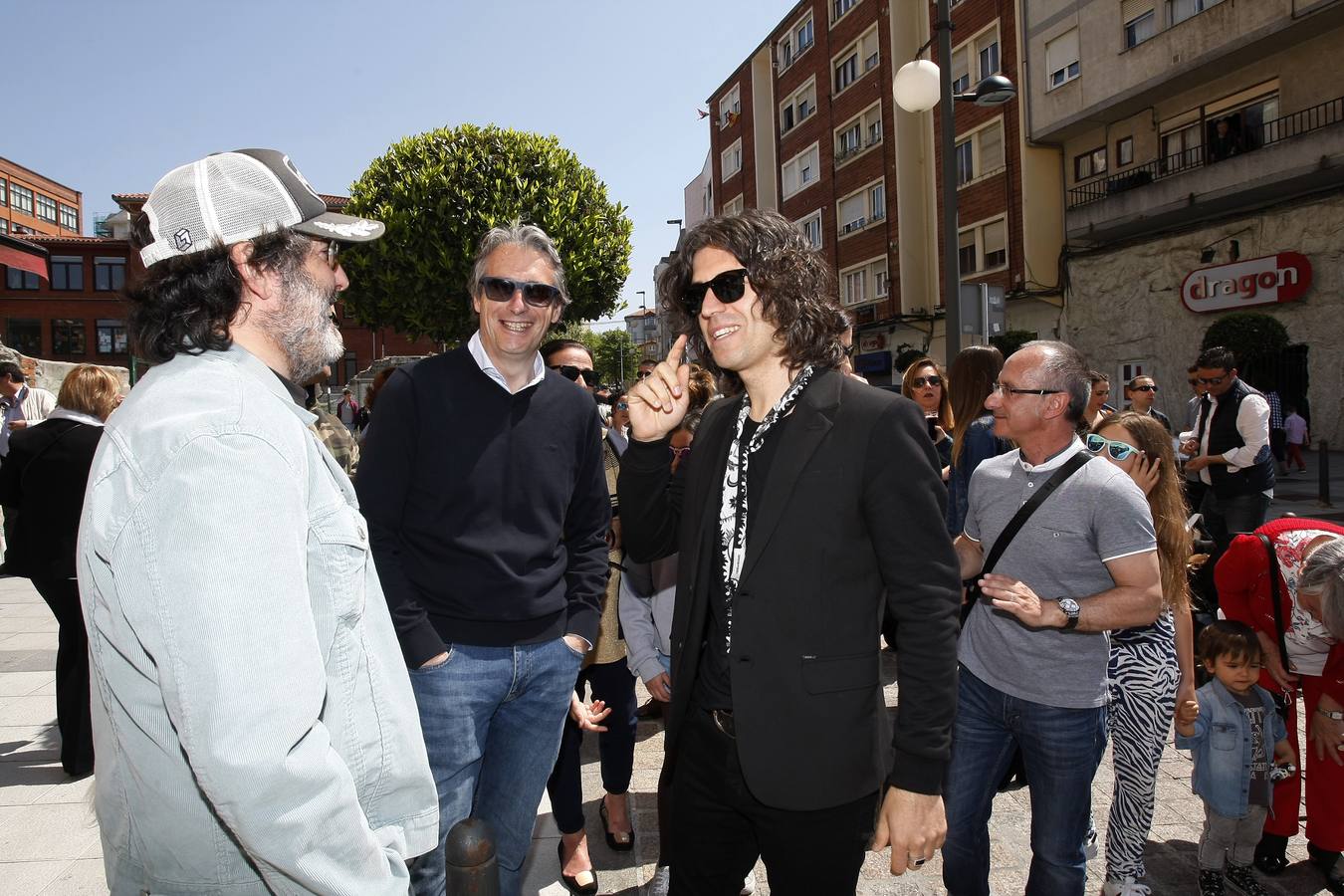 El cantante reinosano Raúl Gutiérrez 'Rulo' ha 'conquistado' una estrella del Paseo de la Fama de Tetuán, que desde este domingo 'brilla' en el suelo de este barrio santanderino, tras ser descubierta por el propio artista, en un acto en el que ha estado rodeado, además de por las autoridades, de amigos y familiares -entre ellos su abuelo de 92 años-, y a quienes ha dedicado el reconocimiento.