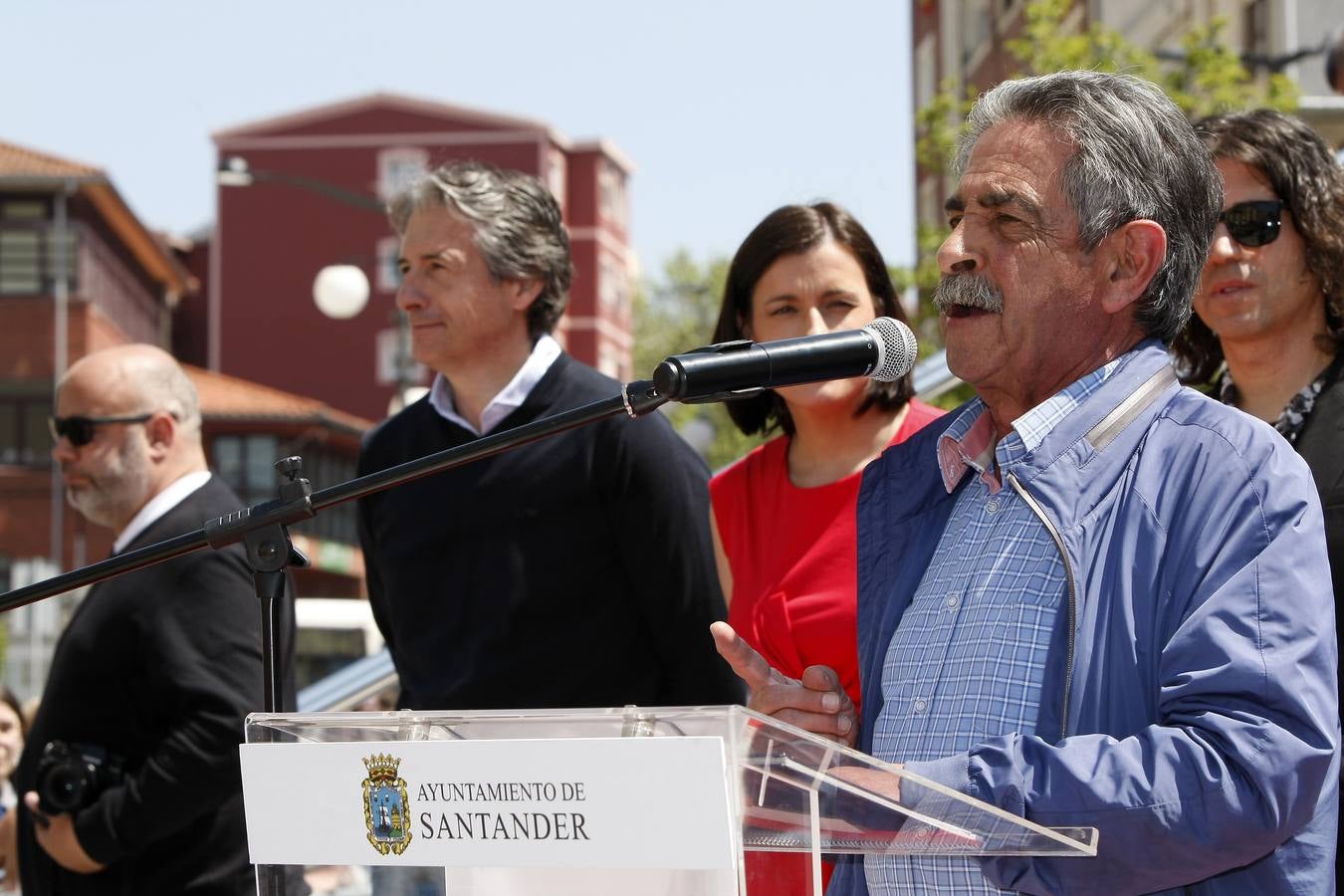 El cantante reinosano Raúl Gutiérrez 'Rulo' ha 'conquistado' una estrella del Paseo de la Fama de Tetuán, que desde este domingo 'brilla' en el suelo de este barrio santanderino, tras ser descubierta por el propio artista, en un acto en el que ha estado rodeado, además de por las autoridades, de amigos y familiares -entre ellos su abuelo de 92 años-, y a quienes ha dedicado el reconocimiento.