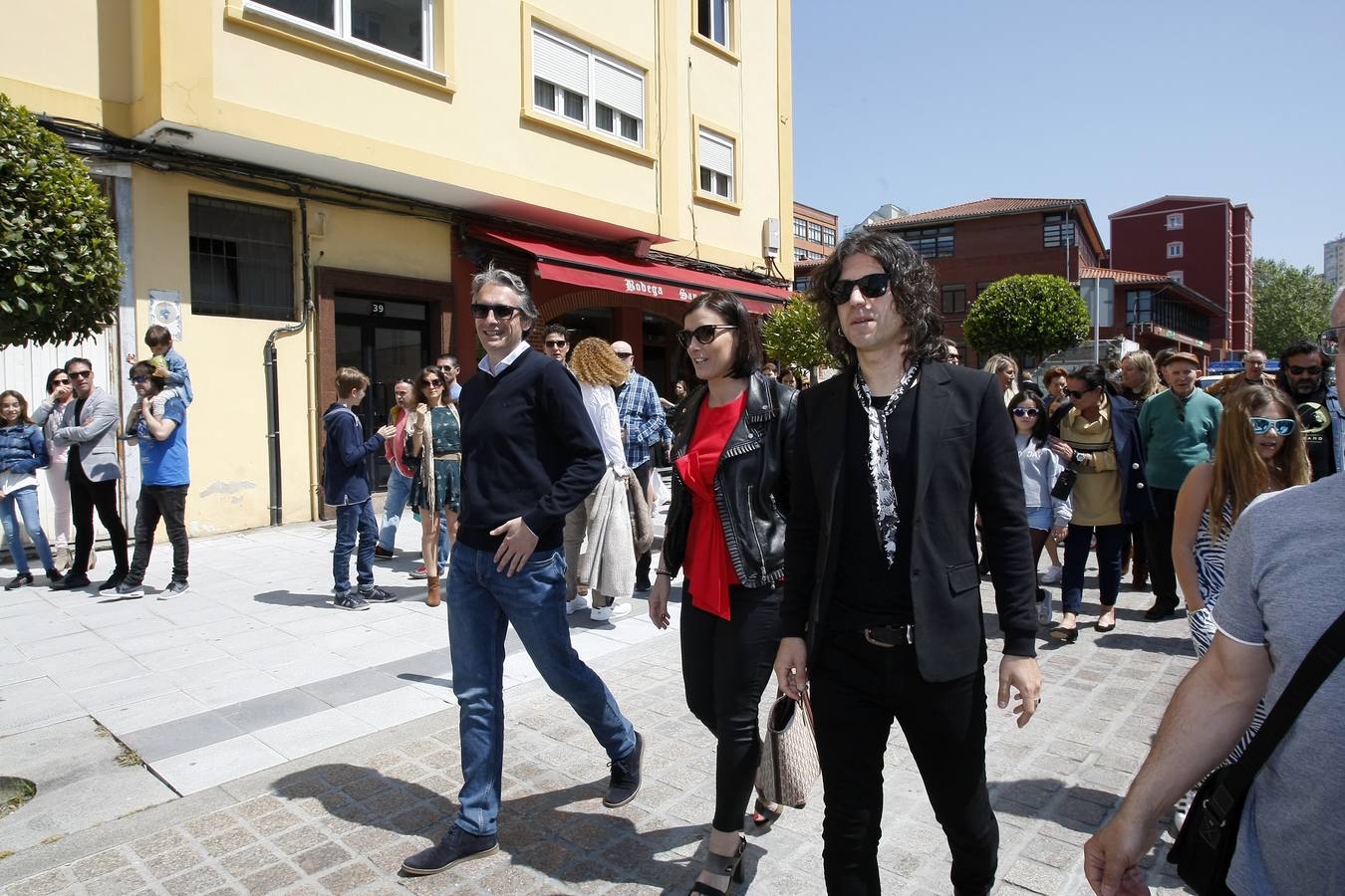 El cantante reinosano Raúl Gutiérrez 'Rulo' ha 'conquistado' una estrella del Paseo de la Fama de Tetuán, que desde este domingo 'brilla' en el suelo de este barrio santanderino, tras ser descubierta por el propio artista, en un acto en el que ha estado rodeado, además de por las autoridades, de amigos y familiares -entre ellos su abuelo de 92 años-, y a quienes ha dedicado el reconocimiento.