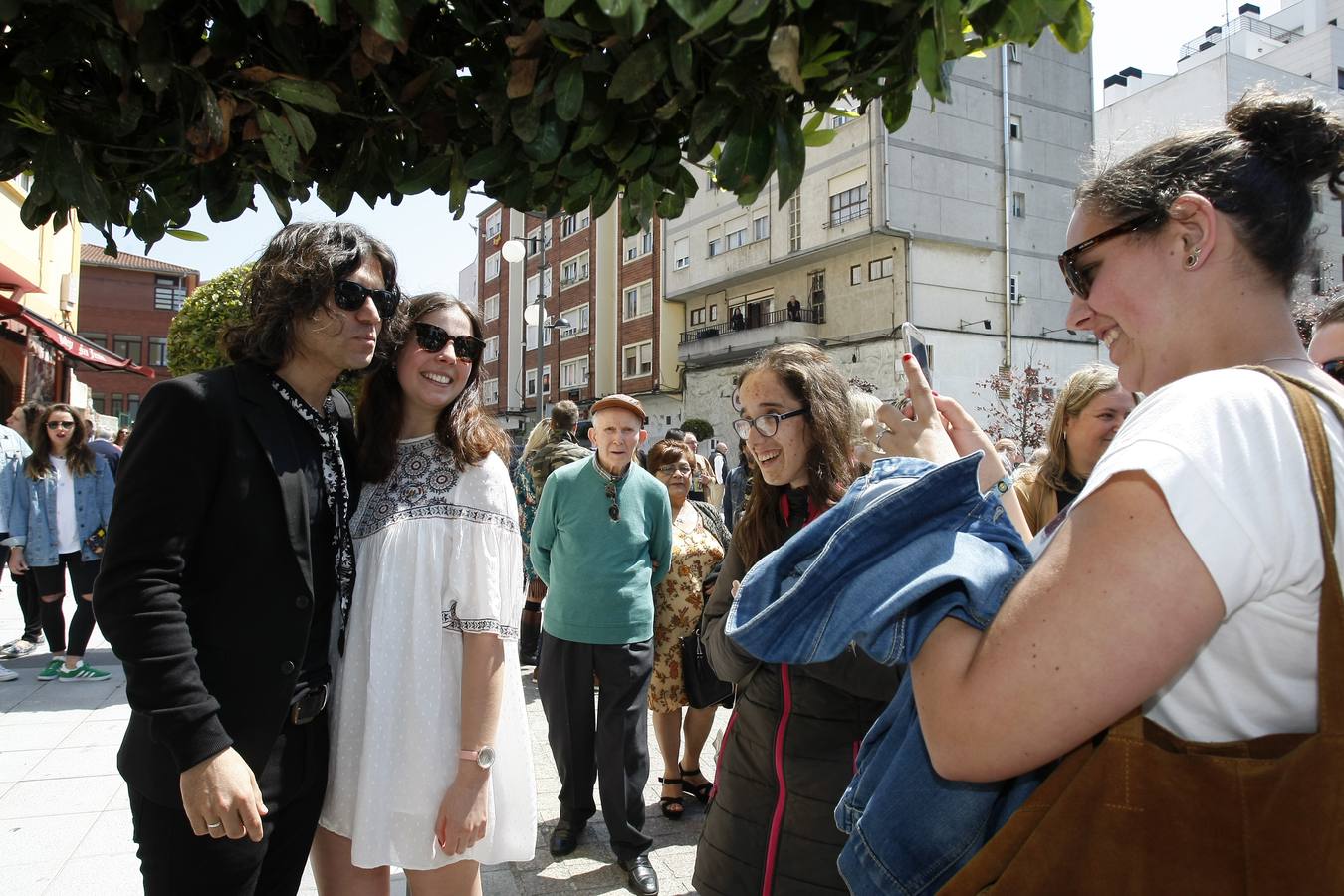 El cantante reinosano Raúl Gutiérrez 'Rulo' ha 'conquistado' una estrella del Paseo de la Fama de Tetuán, que desde este domingo 'brilla' en el suelo de este barrio santanderino, tras ser descubierta por el propio artista, en un acto en el que ha estado rodeado, además de por las autoridades, de amigos y familiares -entre ellos su abuelo de 92 años-, y a quienes ha dedicado el reconocimiento.