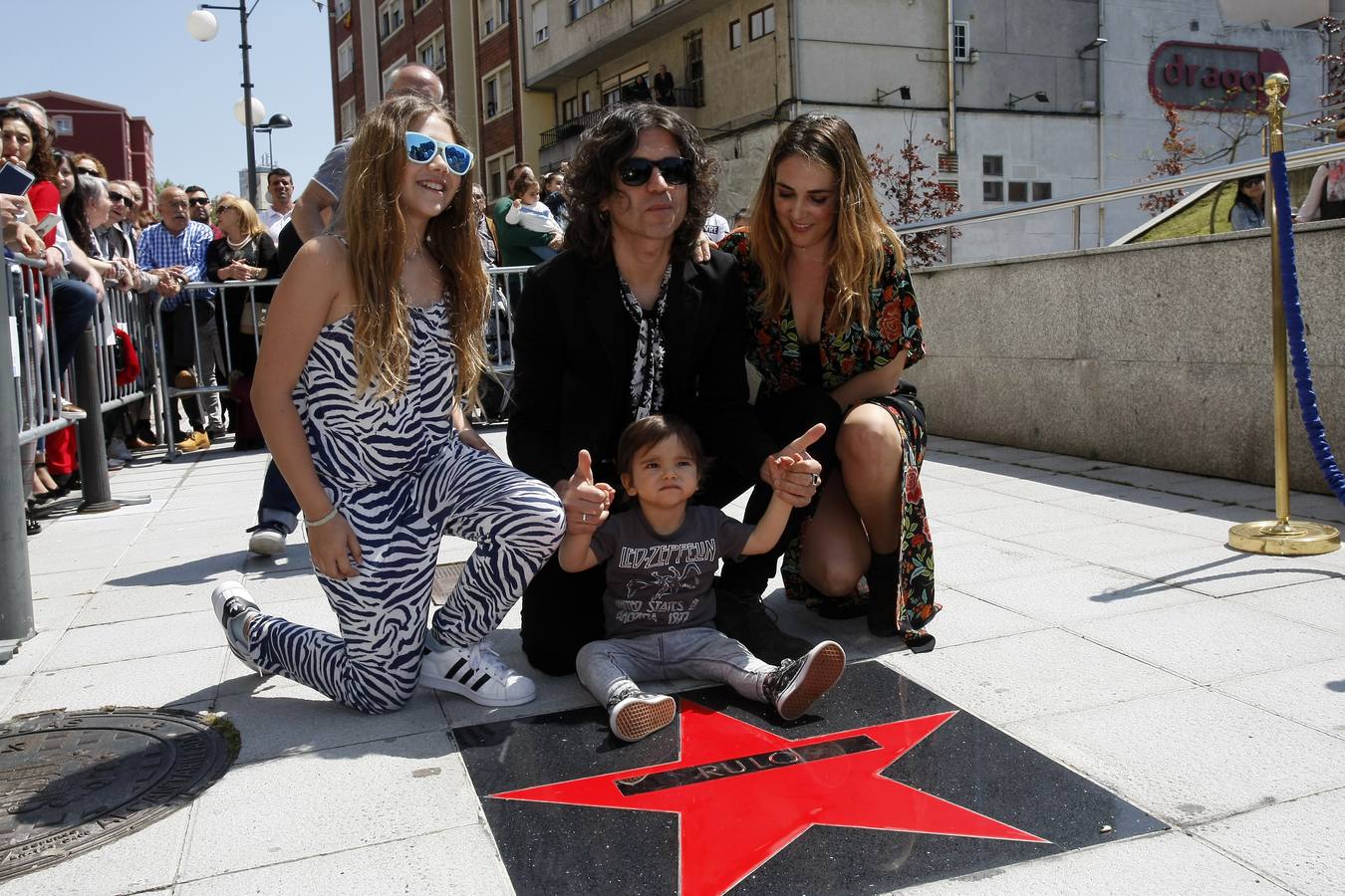 El cantante reinosano Raúl Gutiérrez 'Rulo' ha 'conquistado' una estrella del Paseo de la Fama de Tetuán, que desde este domingo 'brilla' en el suelo de este barrio santanderino, tras ser descubierta por el propio artista, en un acto en el que ha estado rodeado, además de por las autoridades, de amigos y familiares -entre ellos su abuelo de 92 años-, y a quienes ha dedicado el reconocimiento.