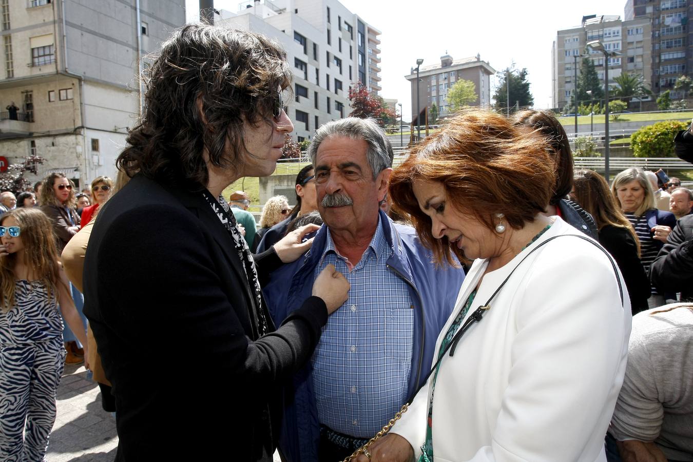 El cantante reinosano Raúl Gutiérrez 'Rulo' ha 'conquistado' una estrella del Paseo de la Fama de Tetuán, que desde este domingo 'brilla' en el suelo de este barrio santanderino, tras ser descubierta por el propio artista, en un acto en el que ha estado rodeado, además de por las autoridades, de amigos y familiares -entre ellos su abuelo de 92 años-, y a quienes ha dedicado el reconocimiento.