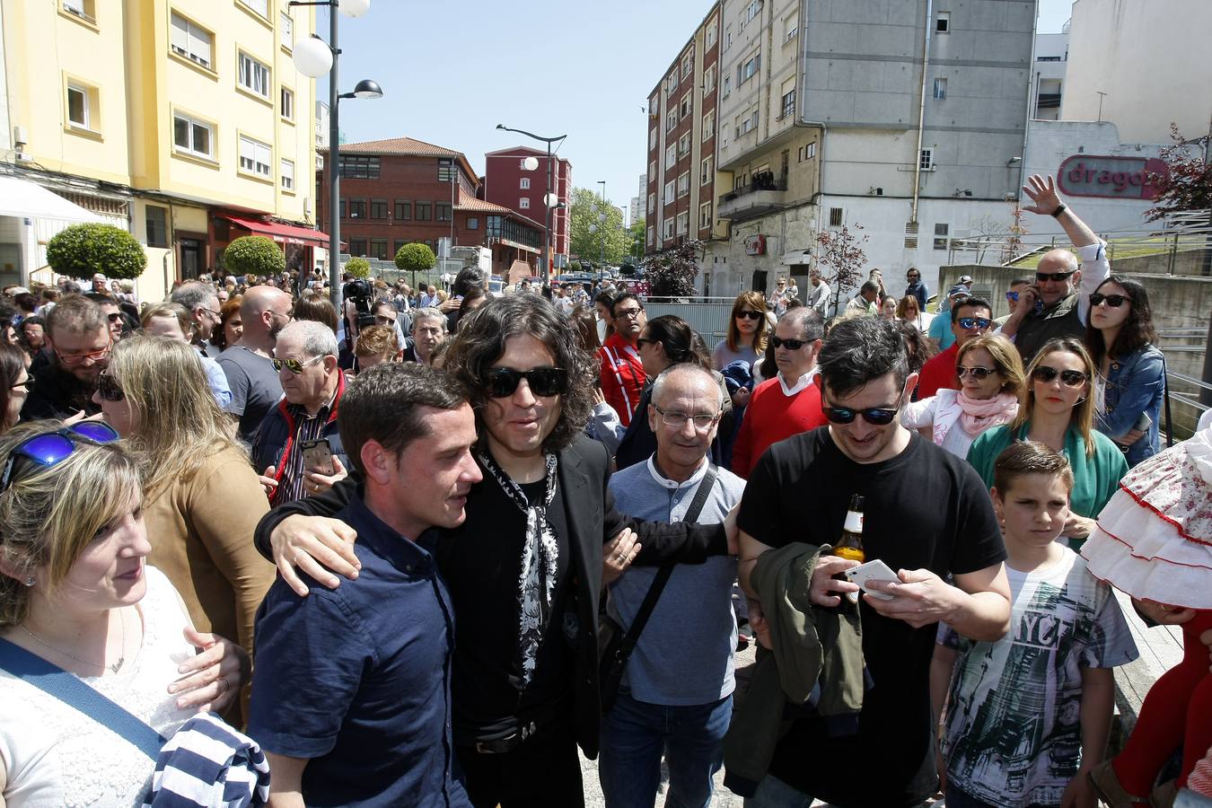 El cantante reinosano Raúl Gutiérrez 'Rulo' ha 'conquistado' una estrella del Paseo de la Fama de Tetuán, que desde este domingo 'brilla' en el suelo de este barrio santanderino, tras ser descubierta por el propio artista, en un acto en el que ha estado rodeado, además de por las autoridades, de amigos y familiares -entre ellos su abuelo de 92 años-, y a quienes ha dedicado el reconocimiento.