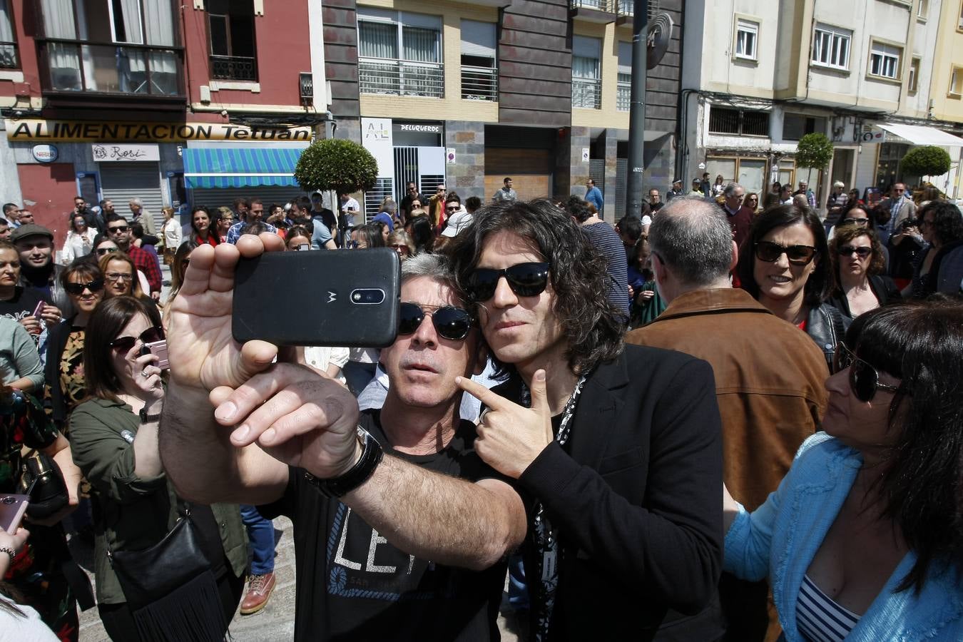 El cantante reinosano Raúl Gutiérrez 'Rulo' ha 'conquistado' una estrella del Paseo de la Fama de Tetuán, que desde este domingo 'brilla' en el suelo de este barrio santanderino, tras ser descubierta por el propio artista, en un acto en el que ha estado rodeado, además de por las autoridades, de amigos y familiares -entre ellos su abuelo de 92 años-, y a quienes ha dedicado el reconocimiento.