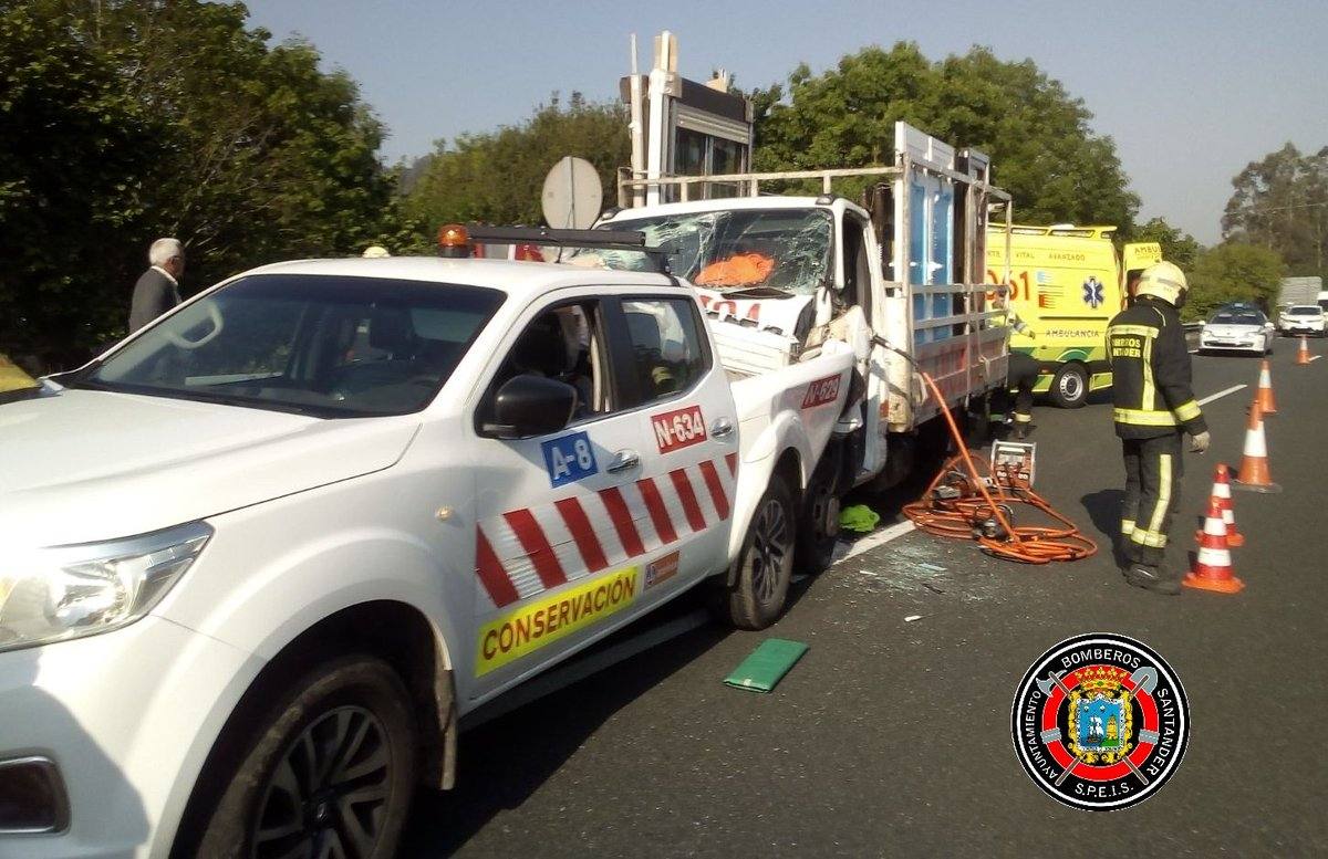 Fotos: Imágenes del accidente en Entrambasaguas que ha obligado a cortar la autovía, en dirección a Vizcaya