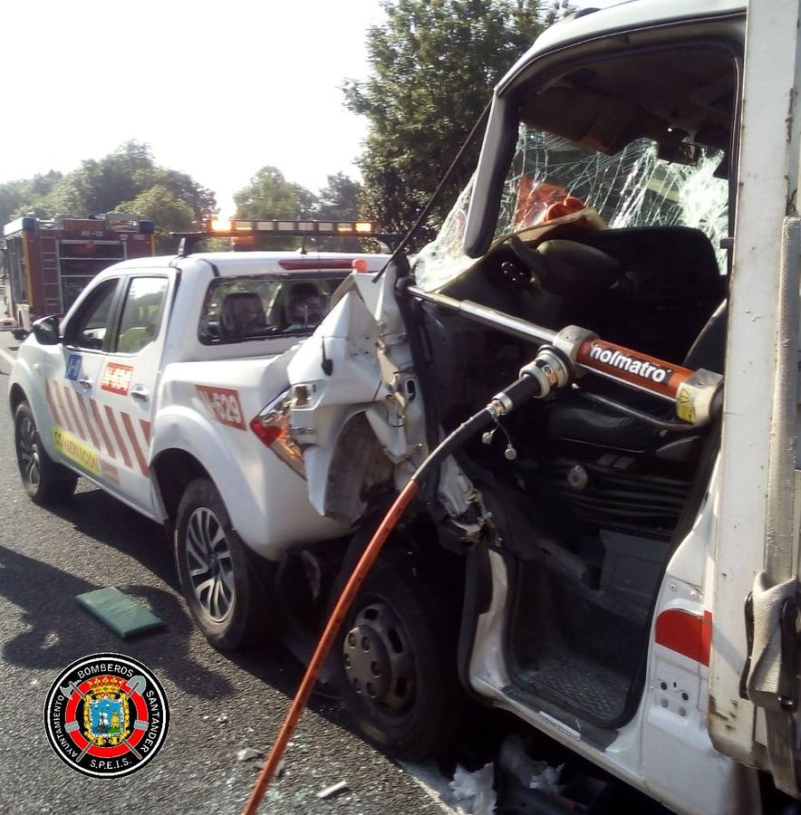 Fotos: Imágenes del accidente en Entrambasaguas que ha obligado a cortar la autovía, en dirección a Vizcaya