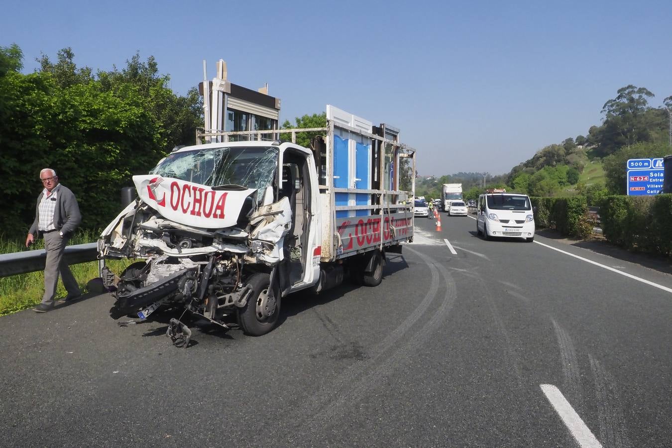 Fotos: Imágenes del accidente en Entrambasaguas que ha obligado a cortar la autovía, en dirección a Vizcaya