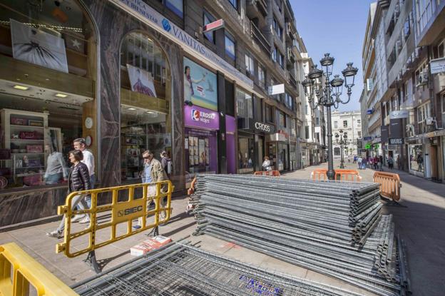 Las vallas fueron depositadas ayer en la calle de Miguel Artigas. Hoy comienza la obra