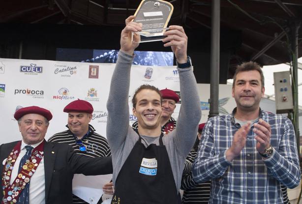 Jaime levanta el trofeo de la Cofradía de la Anchoa. 