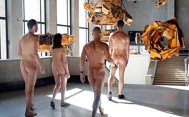 Miembros de la Asociación de Naturistas de París en el Palais de Tokyo.