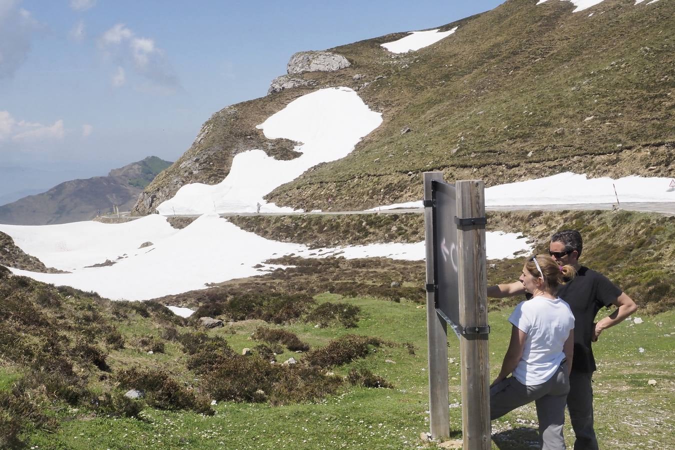 Pese a la reducción de las precipitaciones y al aumento de las temperaturas en Cantabria, todavía queda nieve en algunas zonas como el puerto de Lunada.