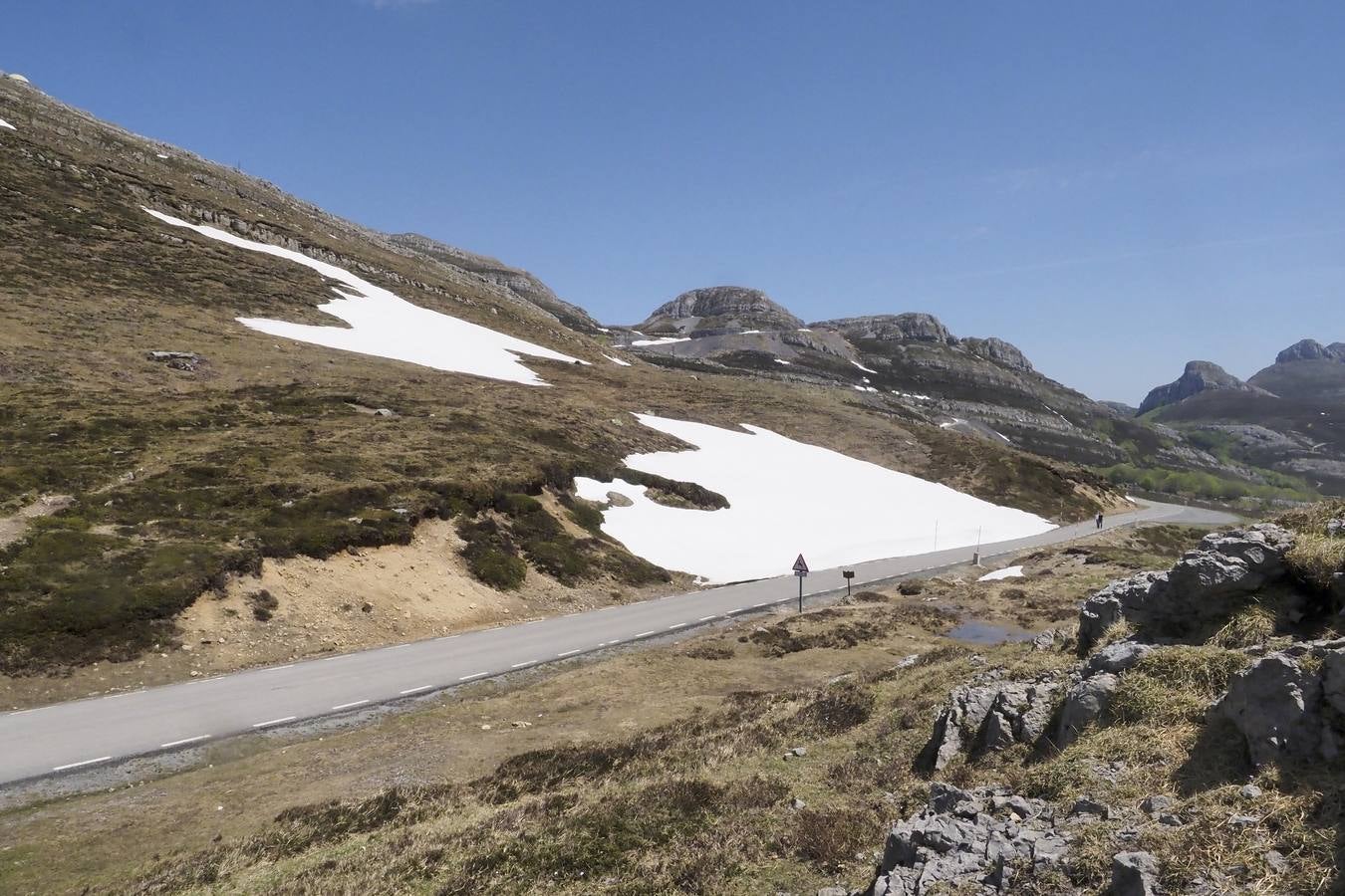 Pese a la reducción de las precipitaciones y al aumento de las temperaturas en Cantabria, todavía queda nieve en algunas zonas como el puerto de Lunada.