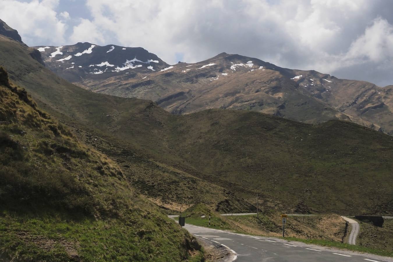 Pese a la reducción de las precipitaciones y al aumento de las temperaturas en Cantabria, todavía queda nieve en algunas zonas como el puerto de Lunada.