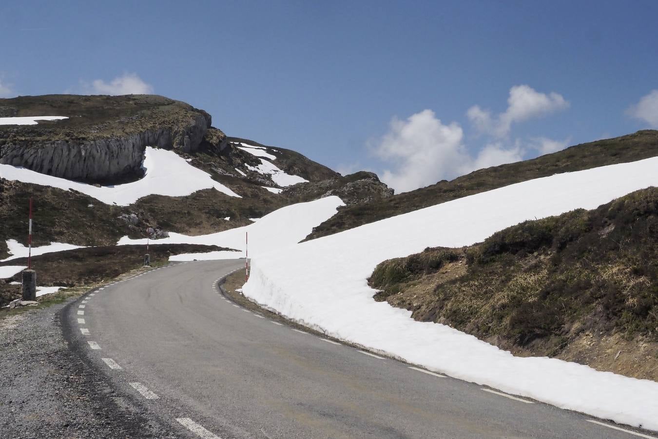 Pese a la reducción de las precipitaciones y al aumento de las temperaturas en Cantabria, todavía queda nieve en algunas zonas como el puerto de Lunada.