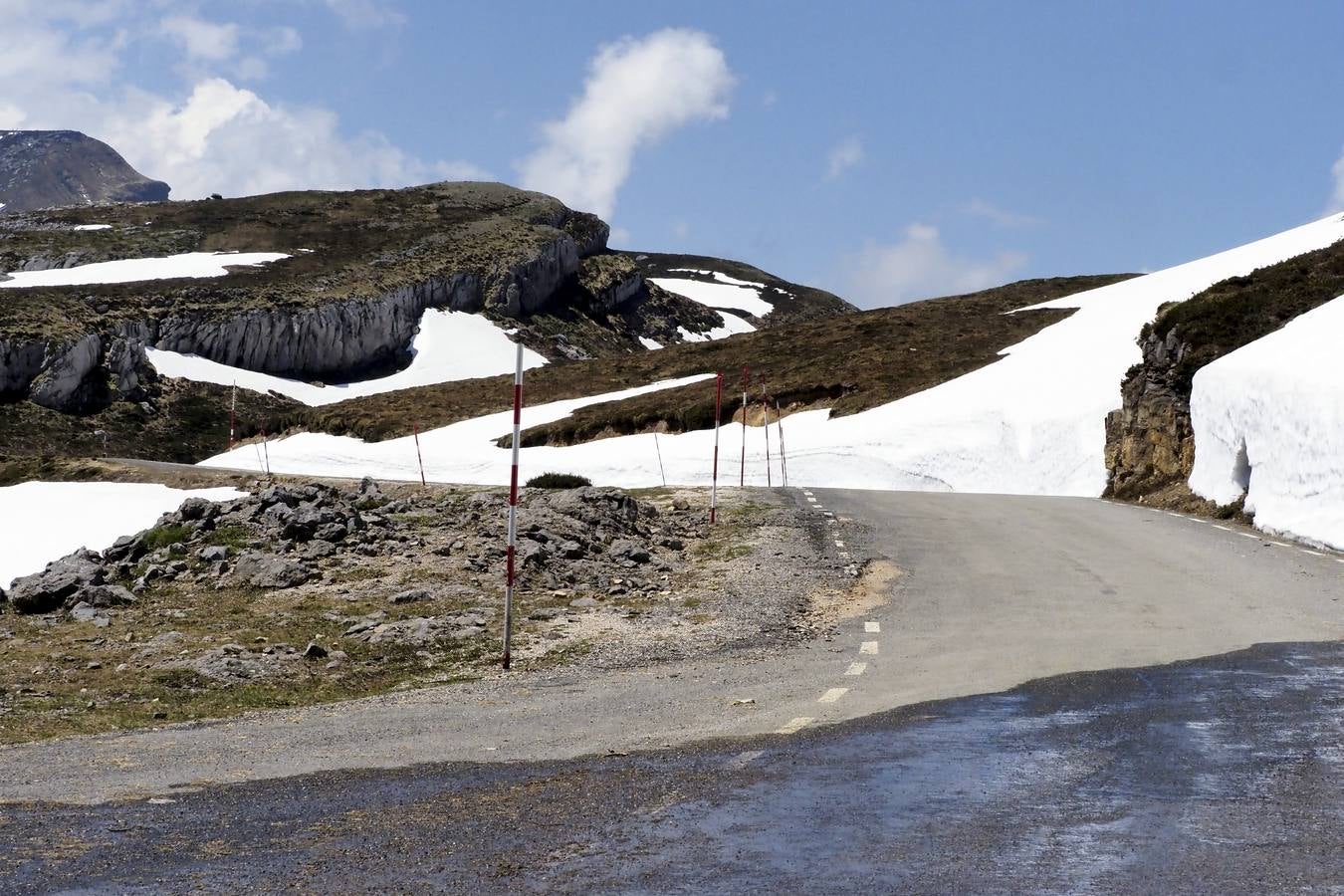 Pese a la reducción de las precipitaciones y al aumento de las temperaturas en Cantabria, todavía queda nieve en algunas zonas como el puerto de Lunada.