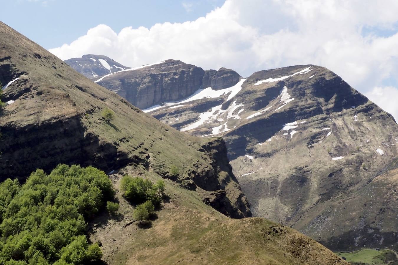 Pese a la reducción de las precipitaciones y al aumento de las temperaturas en Cantabria, todavía queda nieve en algunas zonas como el puerto de Lunada.