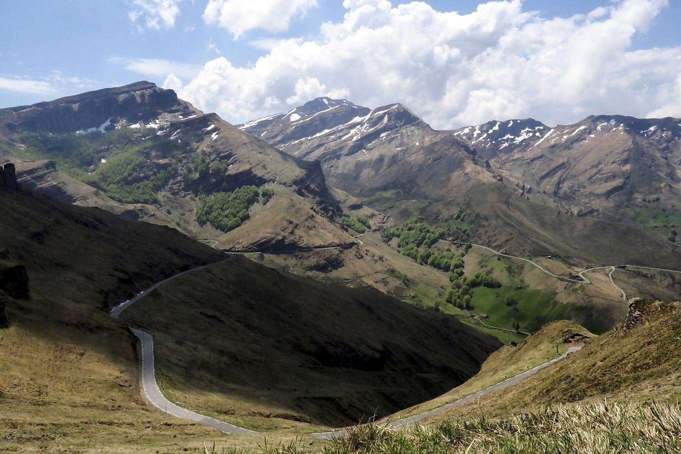 Pese a la reducción de las precipitaciones y al aumento de las temperaturas en Cantabria, todavía queda nieve en algunas zonas como el puerto de Lunada.