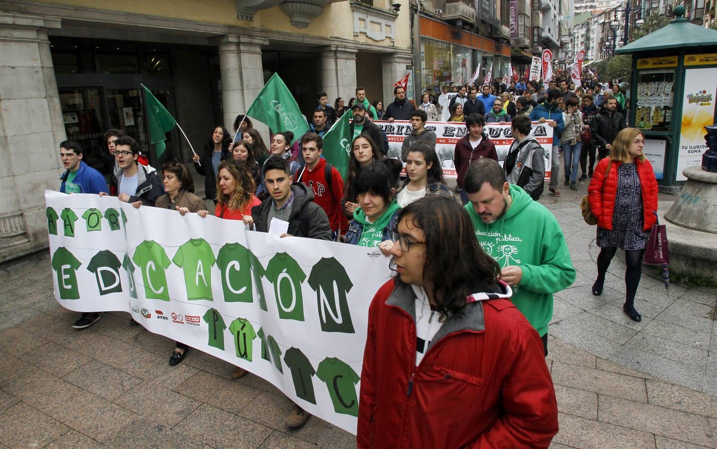 Fotos: 400 personas se manifiestan en Santander contra la Lomce y los recortes