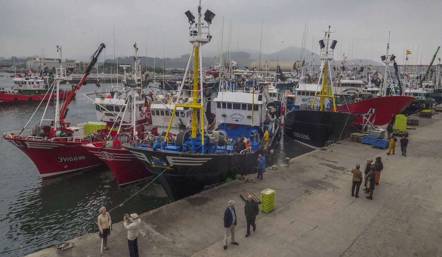 Fotos: Entra en las lonjas de Cantabria un millón de kilos de bocarte