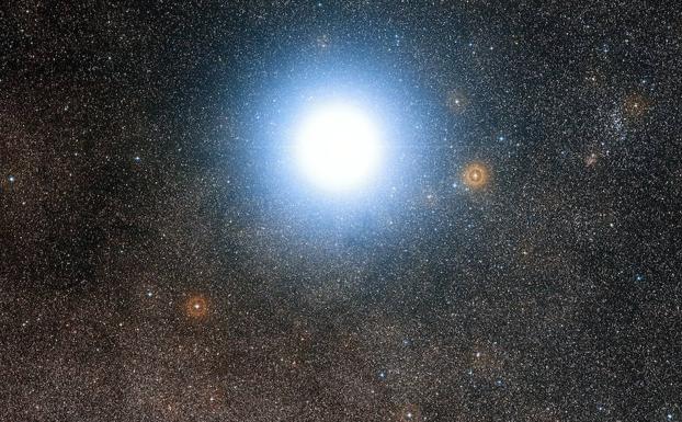 Impresión artística que muestra el cielo que rodea a la estrella Alfa Centauri. 