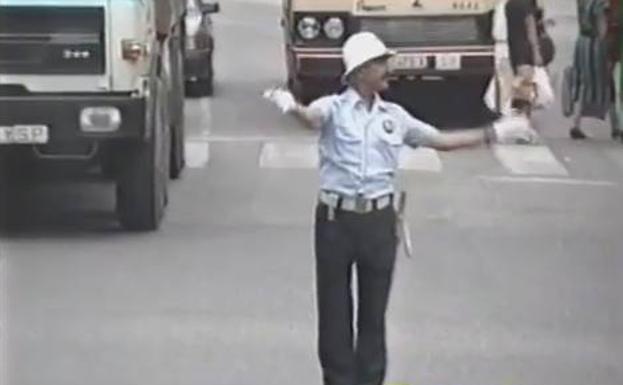Imágenes de 1988, en las que se ve cómo el guardia Quintanal dirigía el tráfico en Torrelavega.