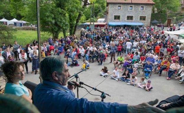 Revilla y Mantecón en la inauguración de la plaza del Riuco