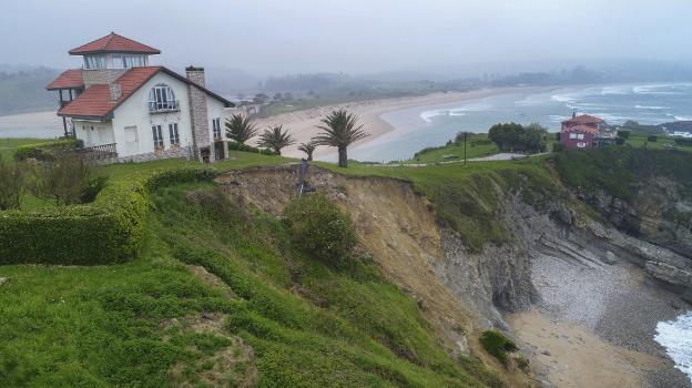 Vista del argayo que se encuentra a los pies de esta vivienda de Trasvía.