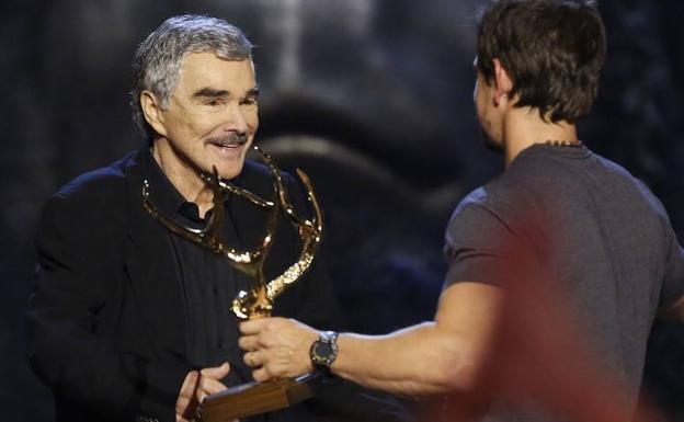Burt Reynolds recoge un premio en 2013. 