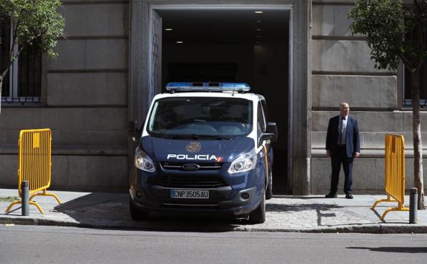 Vista de un furgón policial, a su llegada hoy al Tribunal Supremo.