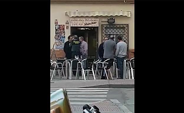Momento de la discusión entre los vecinos y el agente ebrio. 