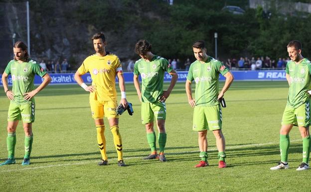 Gonzalo, Iván Crespo, Juan Gutiérrez, Gándara, y Héber Pena, tras el partido contra la Real Sociedad B.