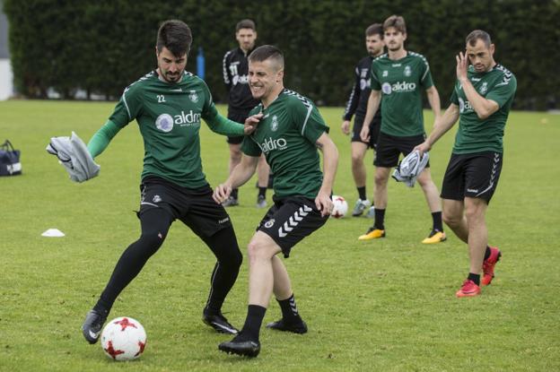 Álex García y Aquino disputan el balón en La Albericia. 