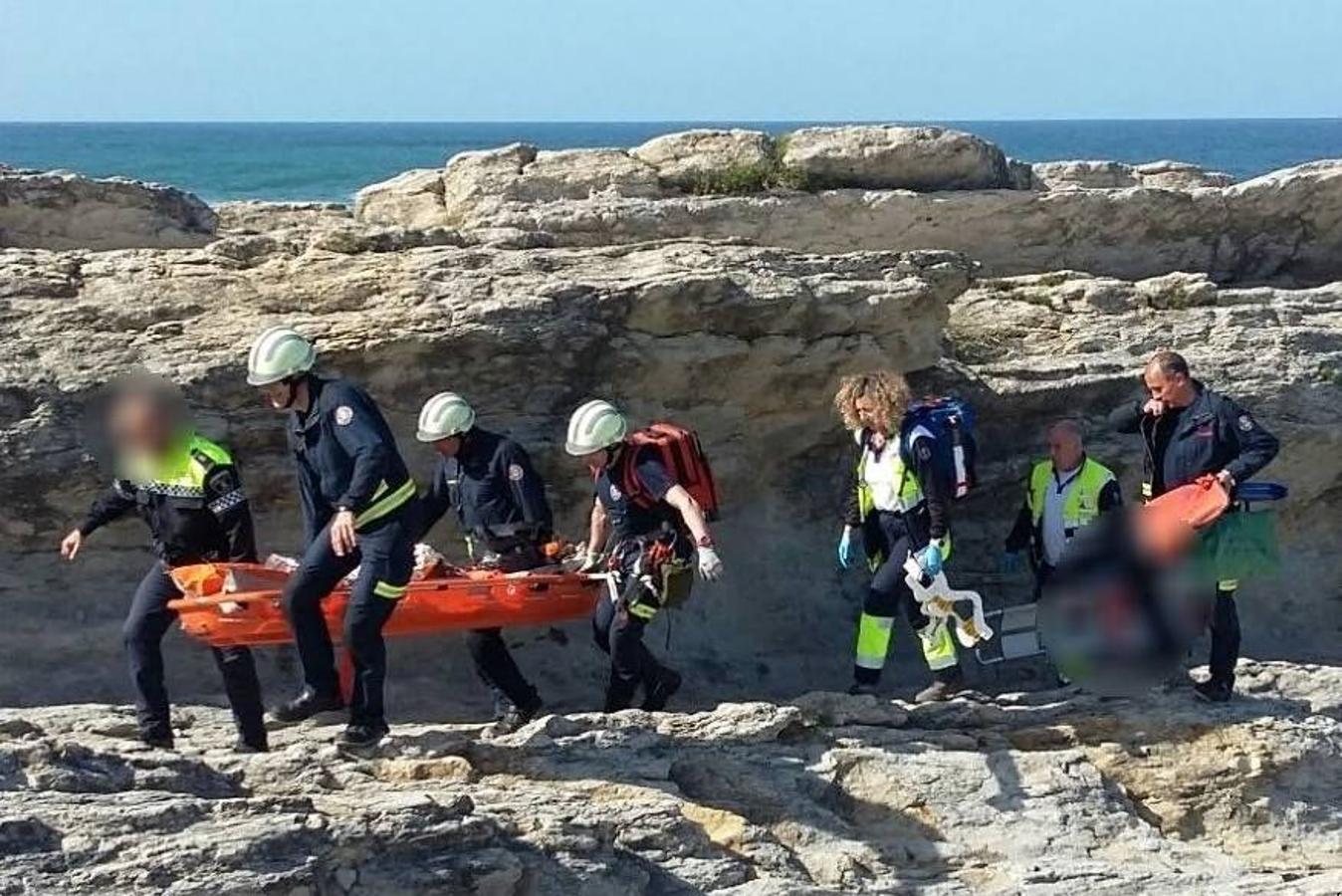 Fotos: Rescatan dos alemanes heridos tras caer en una zona de rocas de Cabo Menor