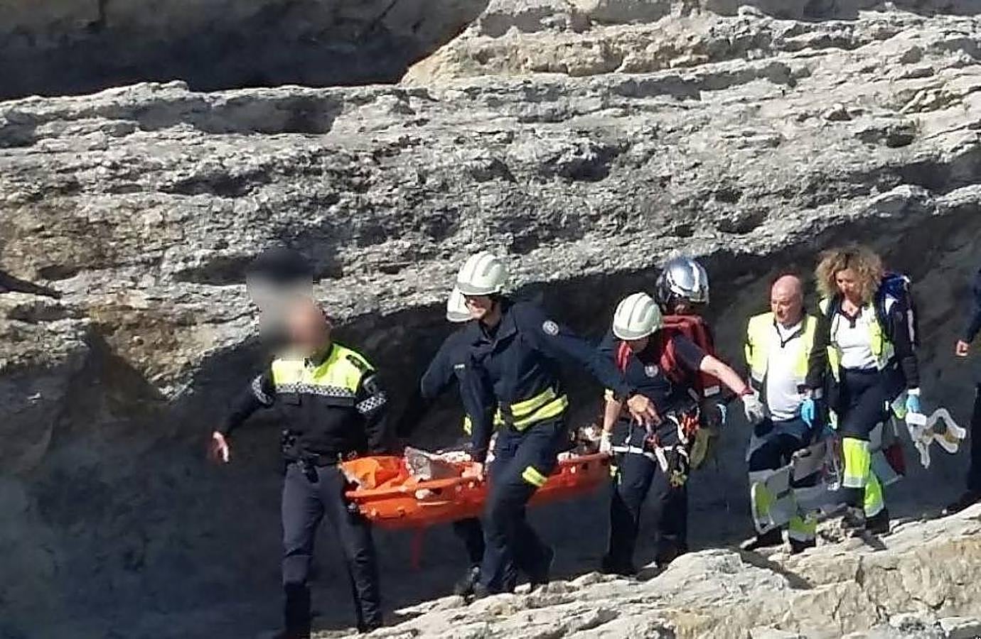 Fotos: Rescatan dos alemanes heridos tras caer en una zona de rocas de Cabo Menor