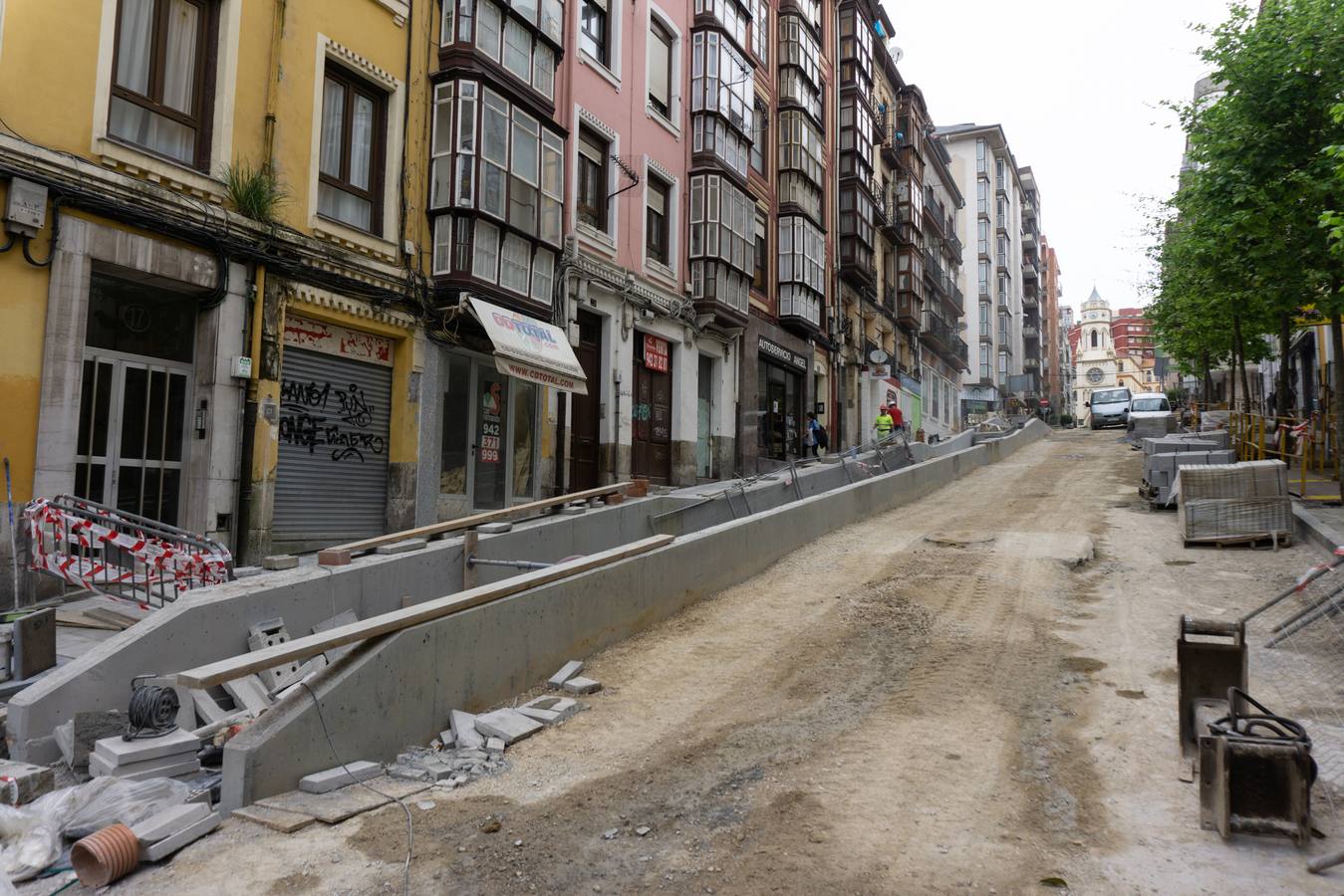 Ya se dejan ver las estructuras sobre las que se colocaran las rampas mecanicas en la calle López de Vega.