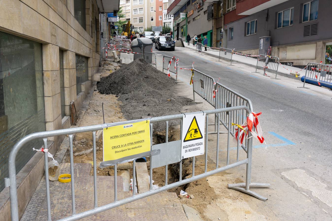 Una delas aceras de la calle Jimenez Díaz cortada por las obras.