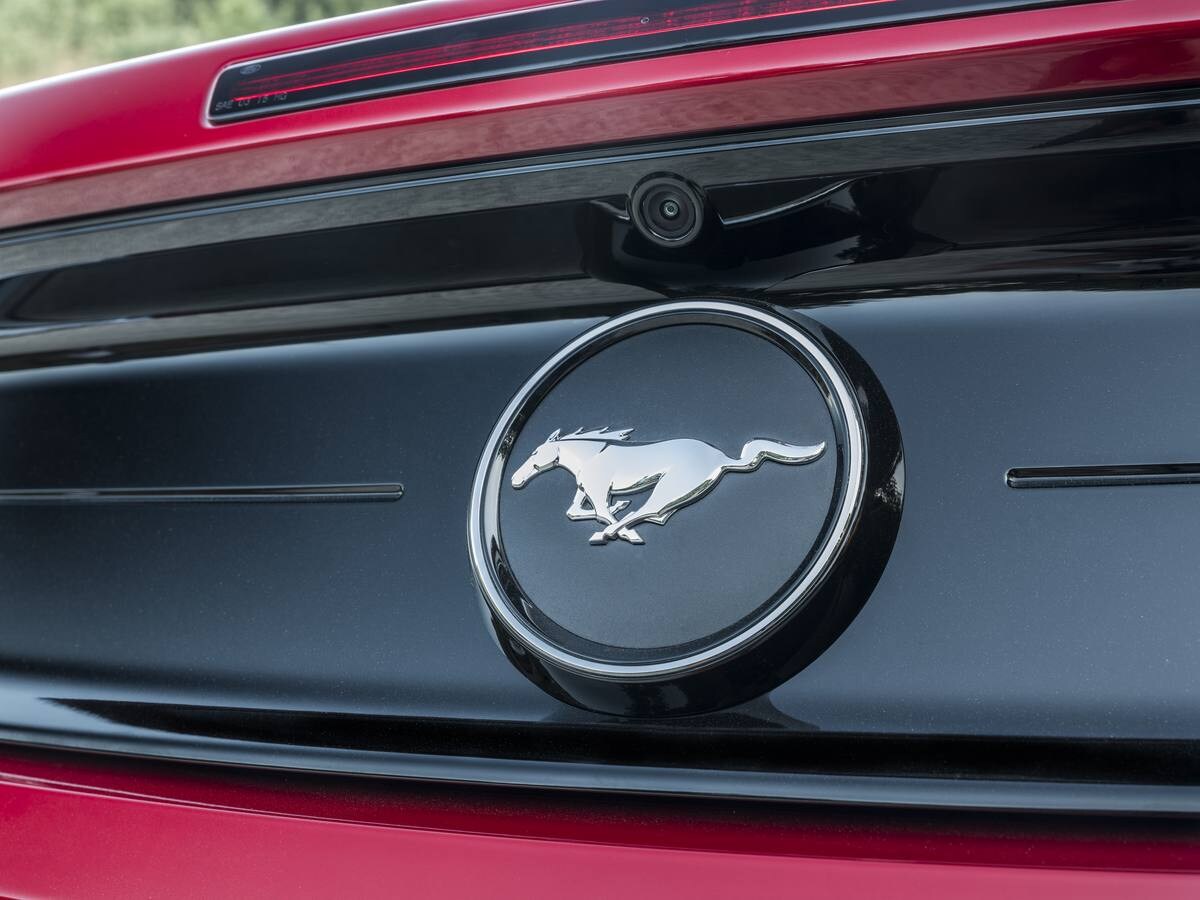 Con una oferta de dos motores de 290 y 450 caballos y dos tipos de carrocería, el nuevo Mustang es ahora más rápido, con un diseño renovado, tecnologías de asistencia al conductor y precios imbatibles.