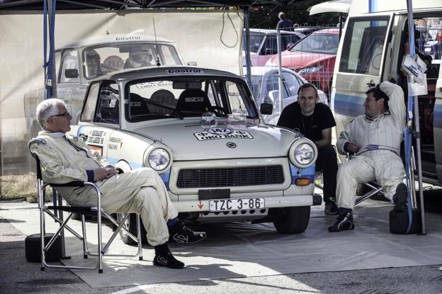 Pilotos, coches... Historia viva del motor en Hoznayo. Los aficionados disfrutaron ayer y lo harán hoy en el Rally de Trasmiera.