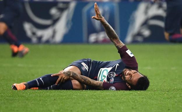 Dani Alves, tras su lesión en la final de la Copa de Francia.