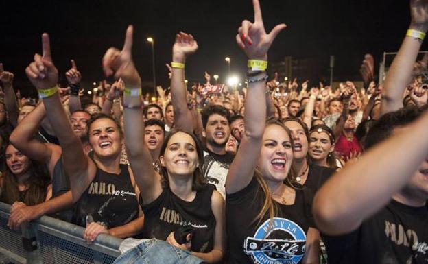 Público en un concierto de Rulo, en el Ferial de Torrelavega, en agosto de 2016. 