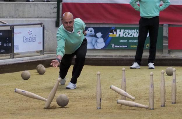 Jesús Salmón birla una bola en el encuentro de ayer entre Hermanos Borbolla y Peñacastillo Anievas Mayba. 