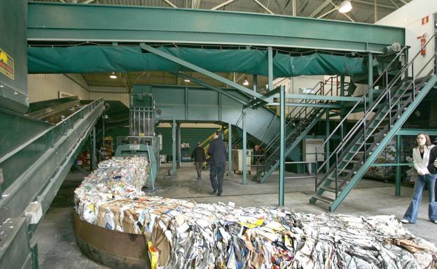 CCOO denuncia que la recicladora de Amica se niega a cambiar unos guantes a sus trabajadores