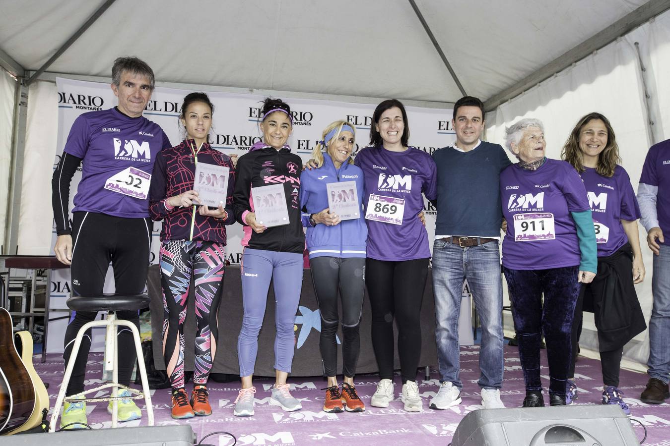 Una marea morada compuesta por más de mil participantes toma las calles de la capital cántabra durante la Carrera de la Mujer de El Diario Montañés.