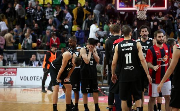 Los jugadores del Bilbao Basket, tras el descenso.