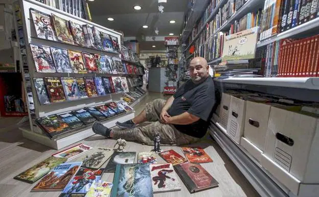 El librero Óscar Muñiz, en su tienda Nexus-4, rodeado de ejemplares de cómic 