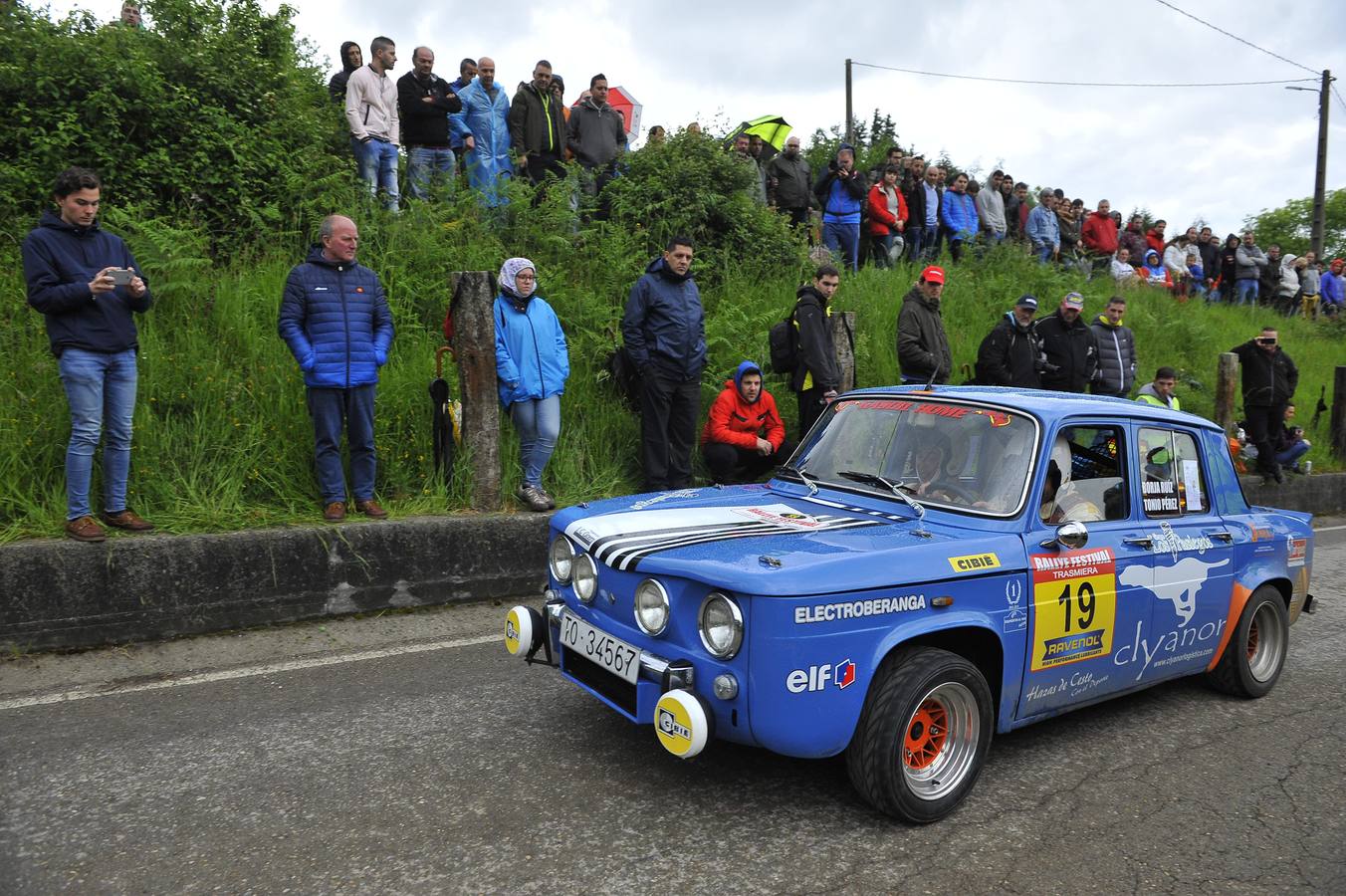 El Rally Trasmiera volvió a ser una auténtica fiesta de los clásicos sobre el asfalto, que ni la lluvia consiguió desluciar.