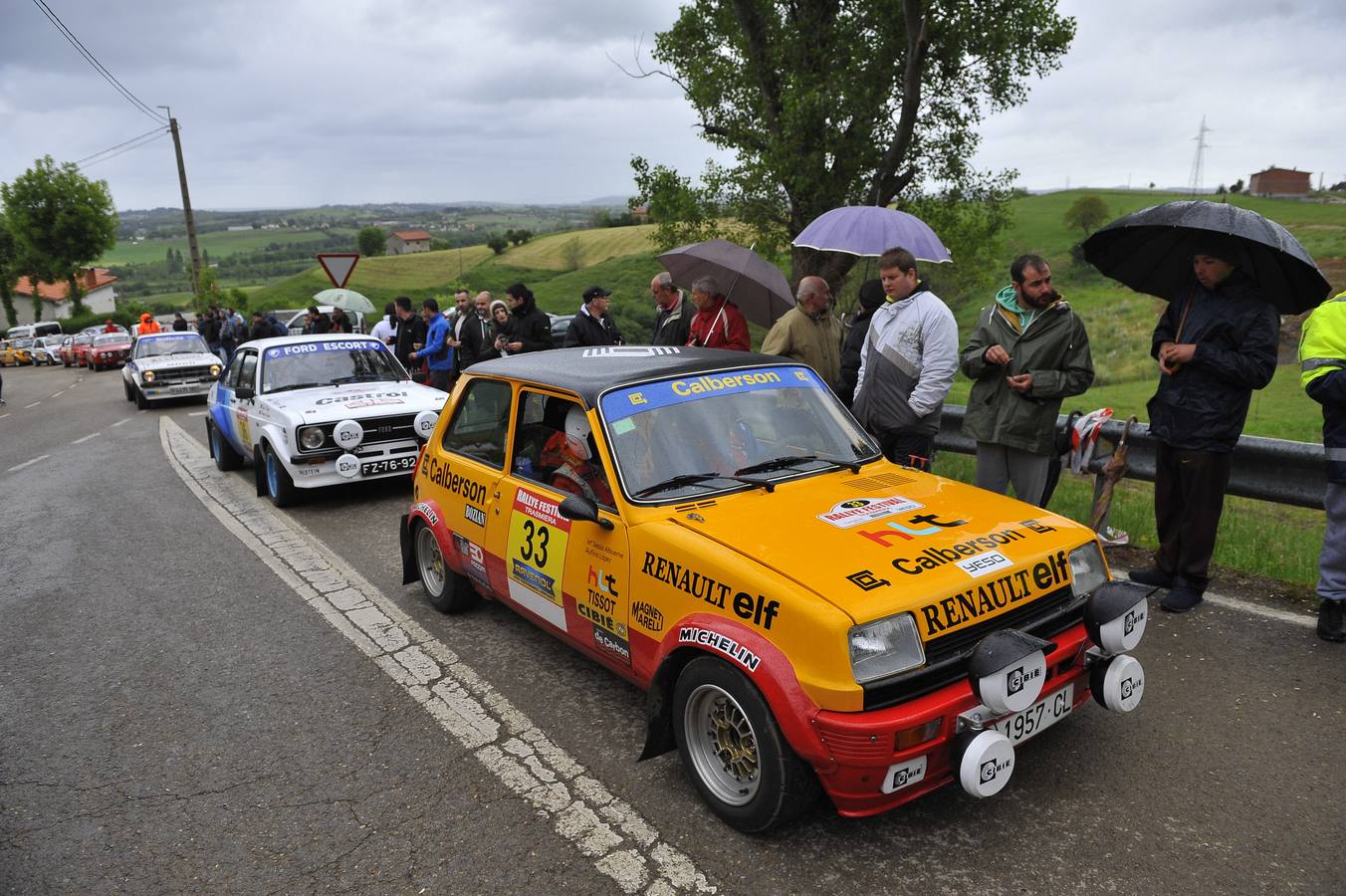 El Rally Trasmiera volvió a ser una auténtica fiesta de los clásicos sobre el asfalto, que ni la lluvia consiguió desluciar.