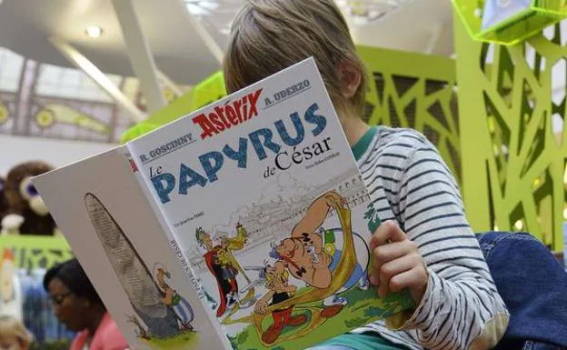 Joven leyendo un cómic de Astérix